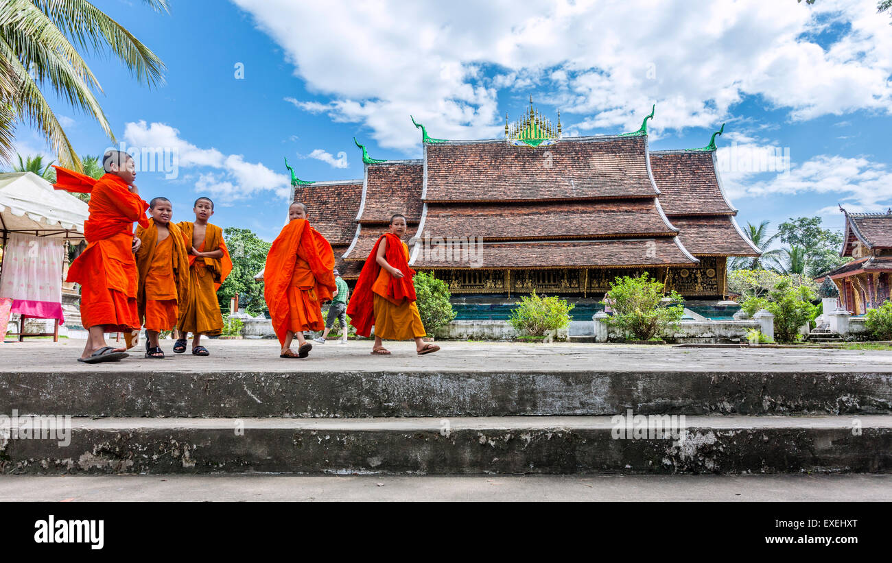 Lao People's Democratic Republic, Luang Prabang, Temple of the Golden City, young novice monks at Wat Xieng Thong Stock Photo
