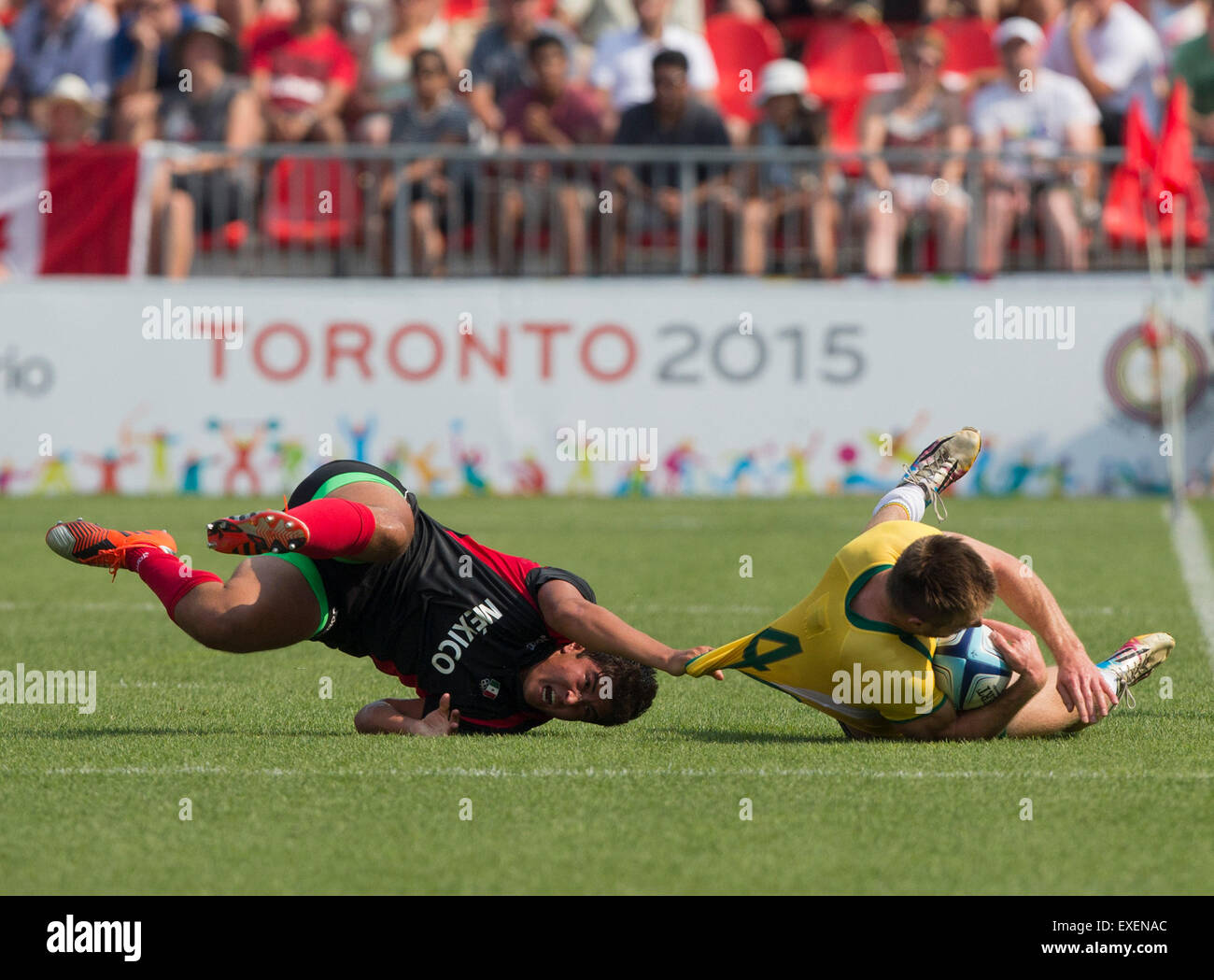 Toronto, Canada. 12th July, 2015. Muller Lucas Amadeu (R) of Brazil vies with Luis Arredondo Vargas of Mexico during the men's placing 5-8 matches of the rugby seven event at the 17th Pan American Games in Toronto, Canada, July 12, 2015. © Zou Zheng/Xinhua/Alamy Live News Stock Photo