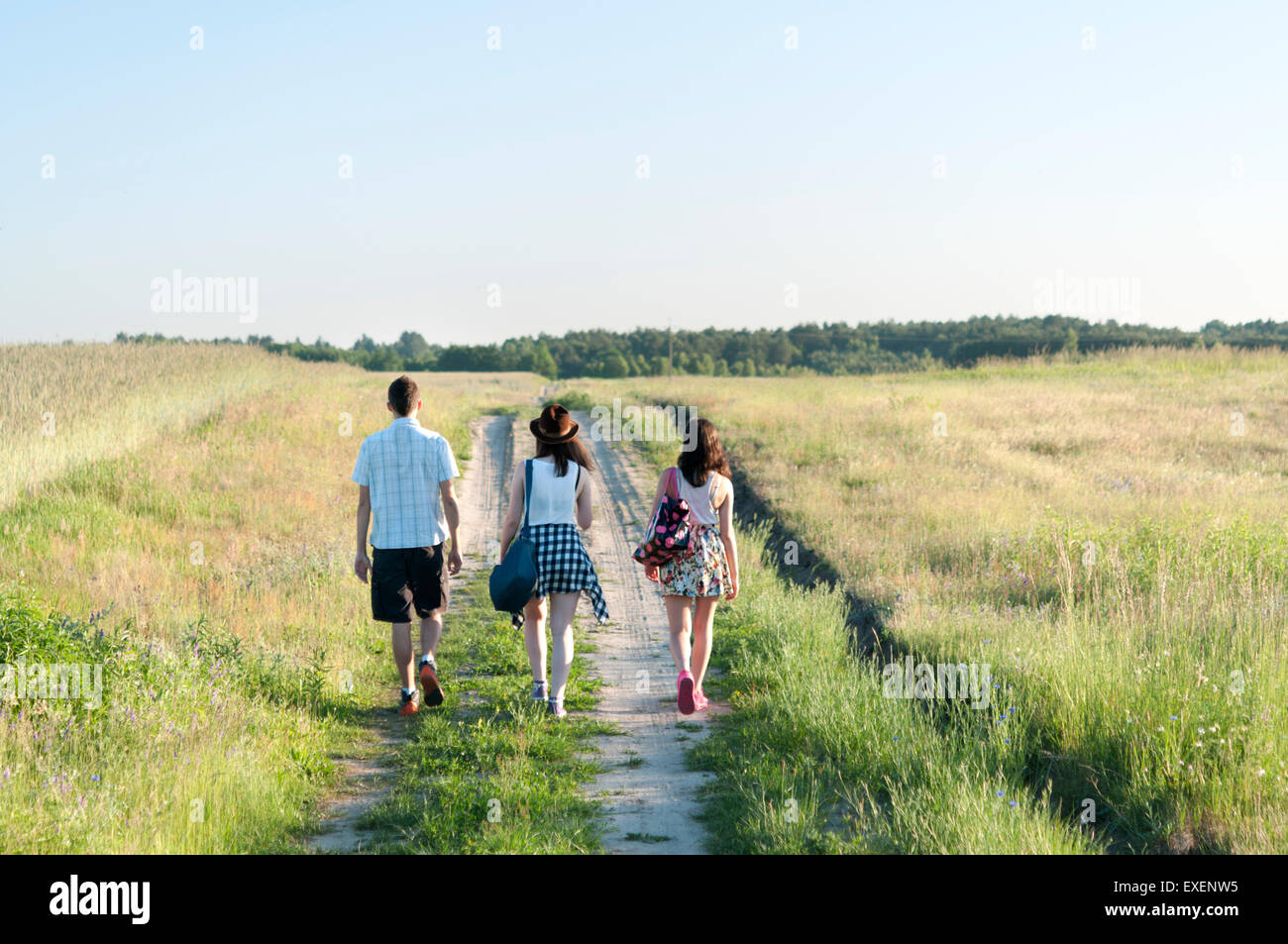 Group of young teens outdoors hi-res stock photography and images - Alamy