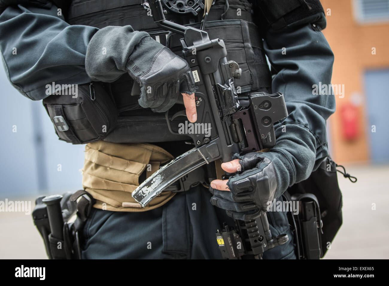 Mainz-Hechtsheim, Germany. 13th July, 2015. A member of a specialist commando force (SEK) at a a press conference in Mainz-Hechtsheim, Germany, 13 July 2015. The State Inner Minister for Rheinland-Palantine Roger Lewentz (SPD) was presented earlier some consequences of a possible terrorist attacks with the heads of the SEK and the MEK (Mobiles Einsatz Kommando) forces. Issues such a as changes in the equipment, the functions and organization of the special forces have also been addressed. Photo:FRANK RUMPENHORST/dpa/Alamy Live News Stock Photo