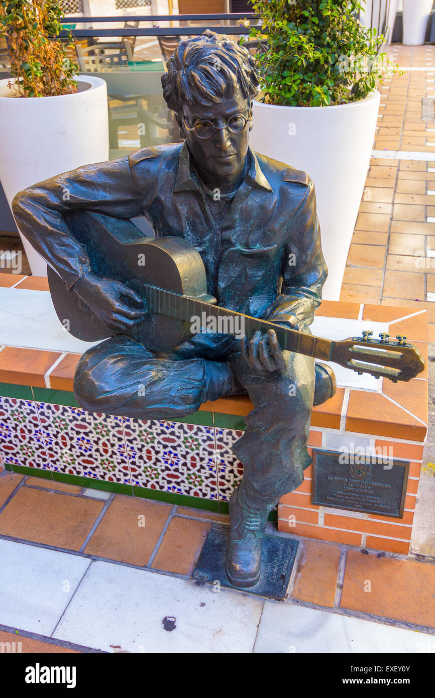 bronze statue of John Lennon Stock Photo Alamy