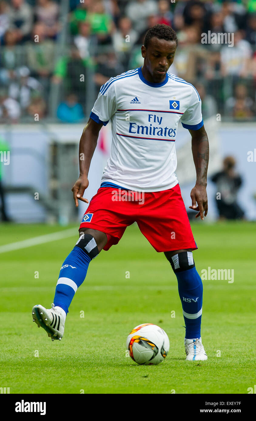 Moenchengladbach, Germany. 12th July, 2015. Hamburg's Cleber Reis in action during the Telekom Cup soccer match between Borussia Moenchengladbach and Hamburger SV at Borussia Park in Moenchengladbach, Germany, 12 July 2015. Photo: Guido Kirchner/dpa/Alamy Live News Stock Photo