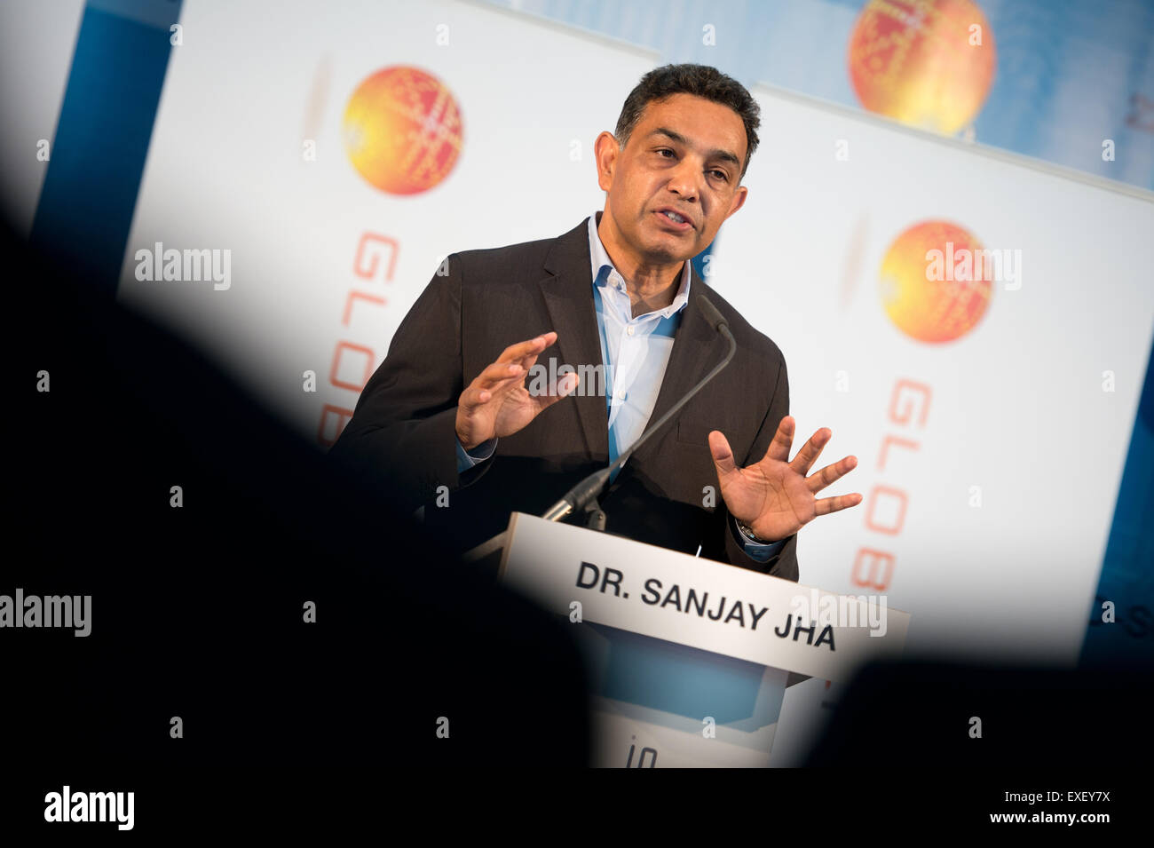 Dresden, Germany. 13th July, 2015. The CEO of Globalfoundries, Sanjay Jha, speaks during a press conference in Dresden, Germany, 13 July 2015. At the press conferenfce the new semi-conductor '22FDX' technology was introduced. Globalfoundaries plan an investment in Saxony until 2017 of around 250 million US dollars for the introduction of the technology-development the subsequent enlargement of their productions capacity, Photo: ARNO BURGI/dpa/Alamy Live News Stock Photo