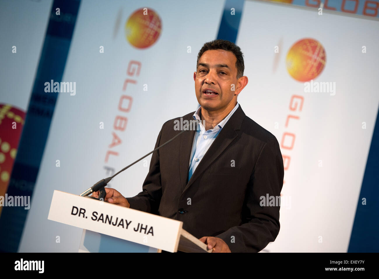 Dresden, Germany. 13th July, 2015. The CEO of Globalfoundries, Sanjay Jha, speaks during a press conference in Dresden, Germany, 13 July 2015. At the press conferenfce the new semi-conductor '22FDX' technology was introduced. Globalfoundaries plan an investment in Saxony until 2017 of around 250 million US dollars for the introduction of the technology-development the subsequent enlargement of their productions capacity, Photo: ARNO BURGI/dpa/Alamy Live News Stock Photo
