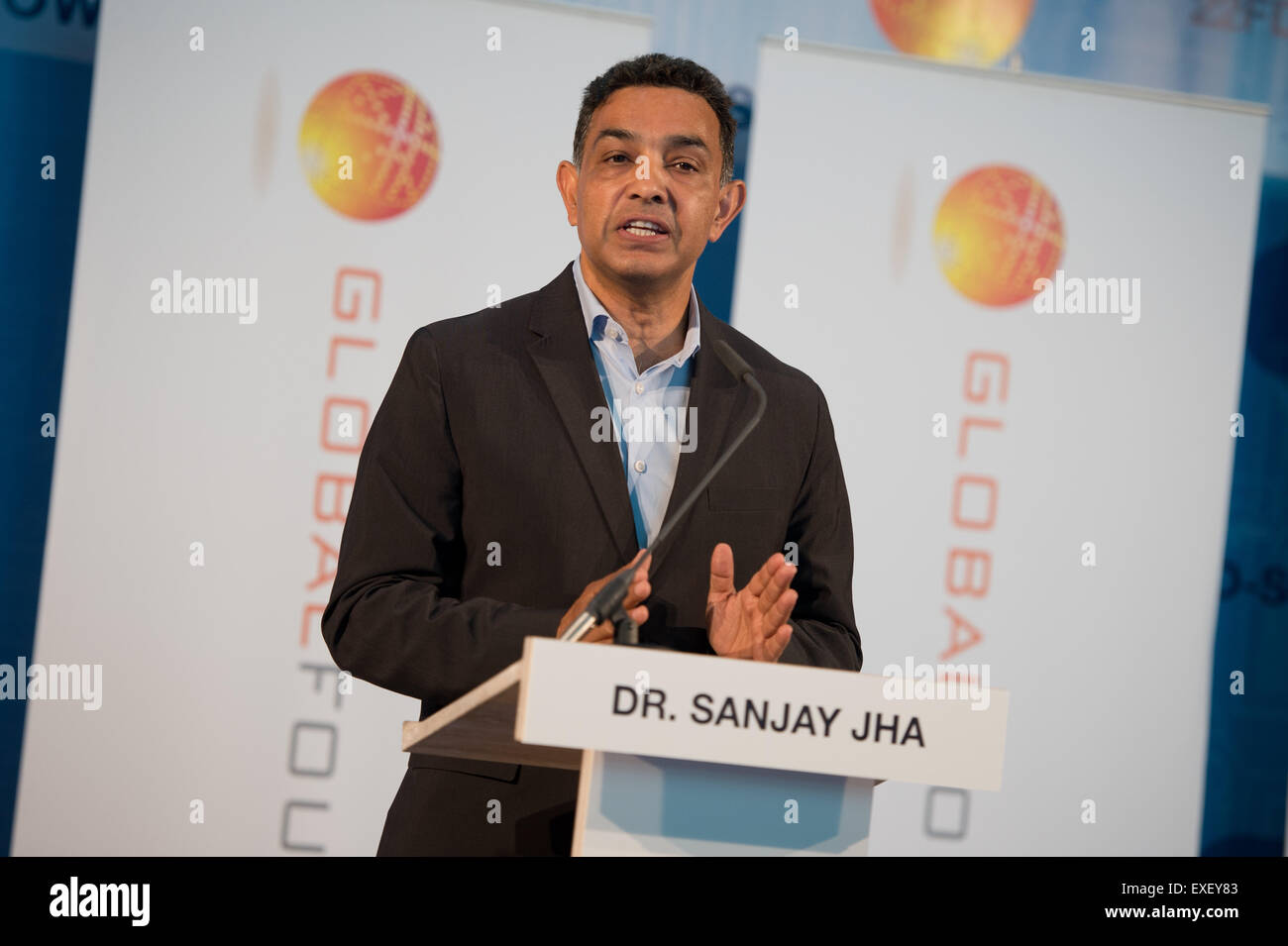 Dresden, Germany. 13th July, 2015. The CEO of Globalfoundries, Sanjay Jha, speaks during a press conference in Dresden, Germany, 13 July 2015. At the press conferenfce the new semi-conductor '22FDX' technology was introduced. Globalfoundaries plan an investment in Saxony until 2017 of around 250 million US dollars for the introduction of the technology-development and the subsequent enlargement of their productions capacity Photo: ARNO BURGI/dpa/Alamy Live News Stock Photo