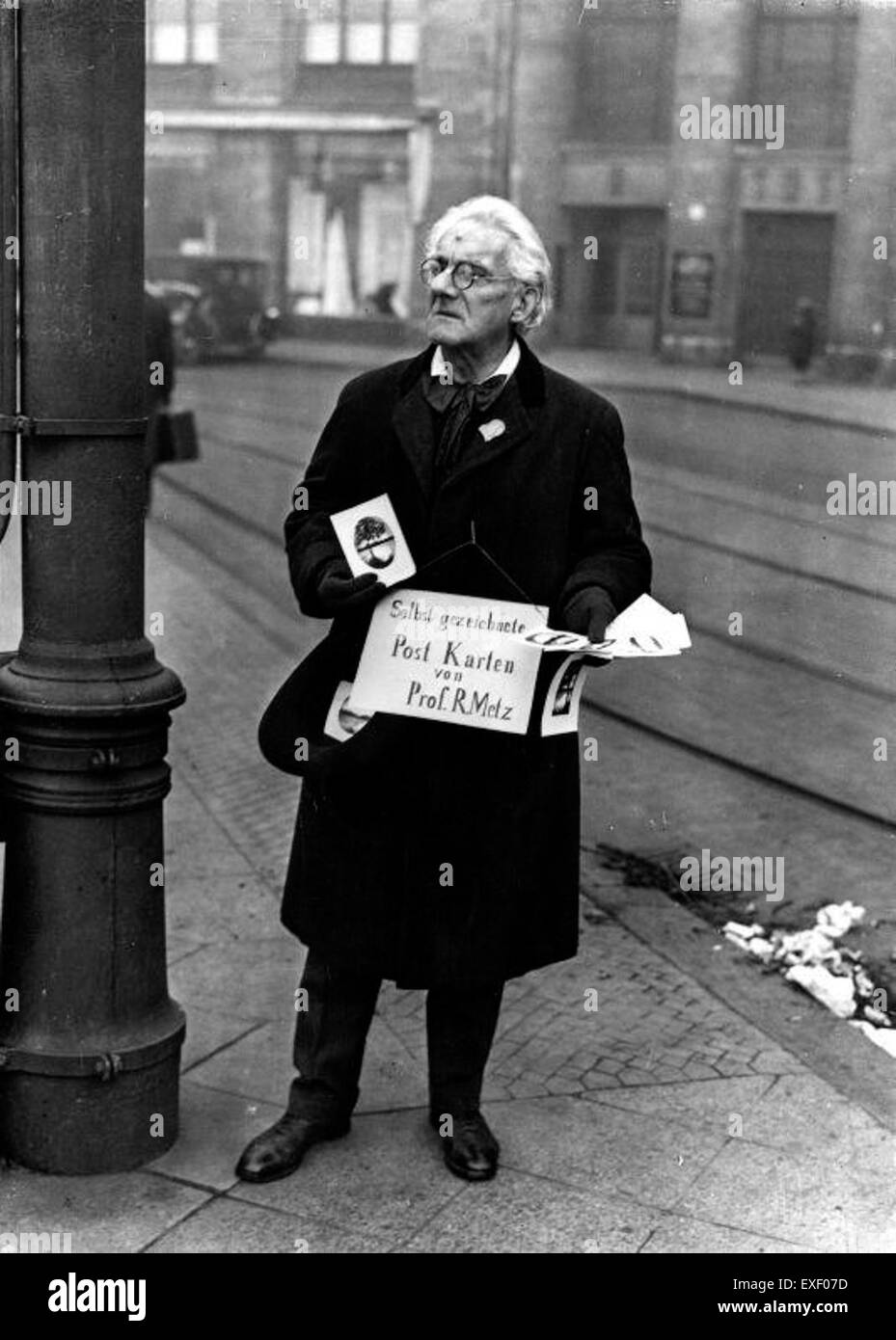 Professor verkoopt zelf getekende ansichtkaarten  Professor selling self made Stock Photo