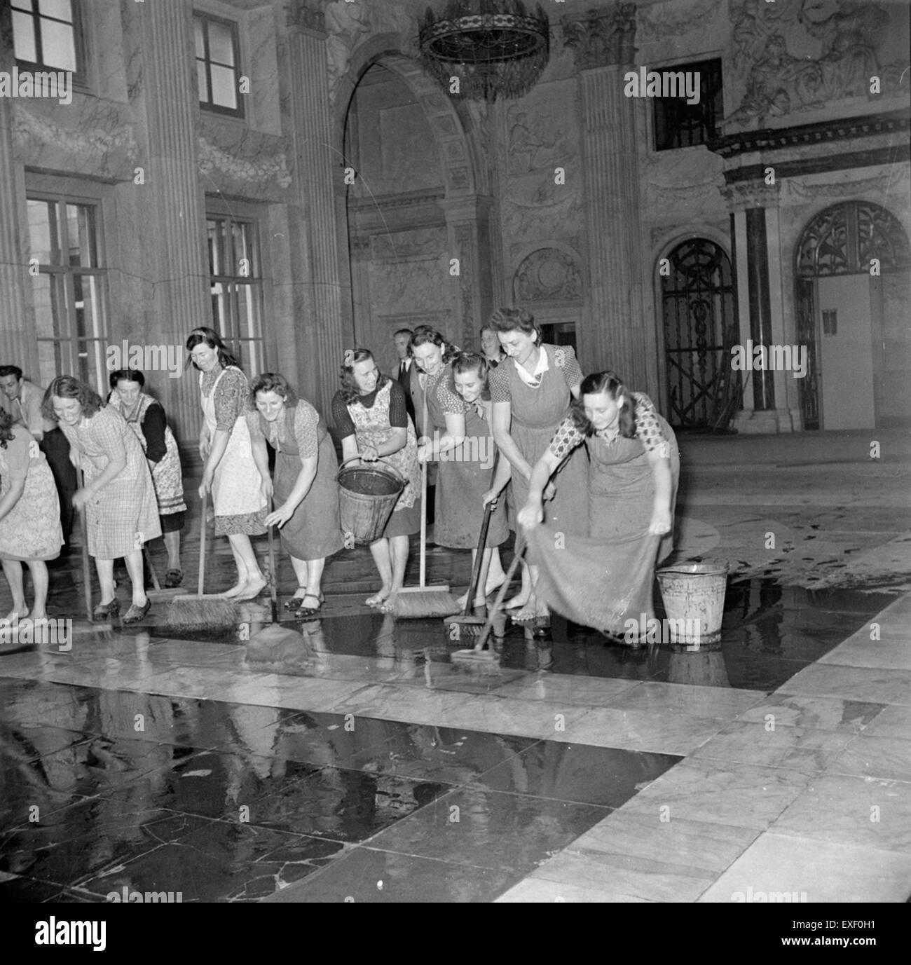 Schoonmaken van Koninklijk Paleis voor inhuldiging Koningin