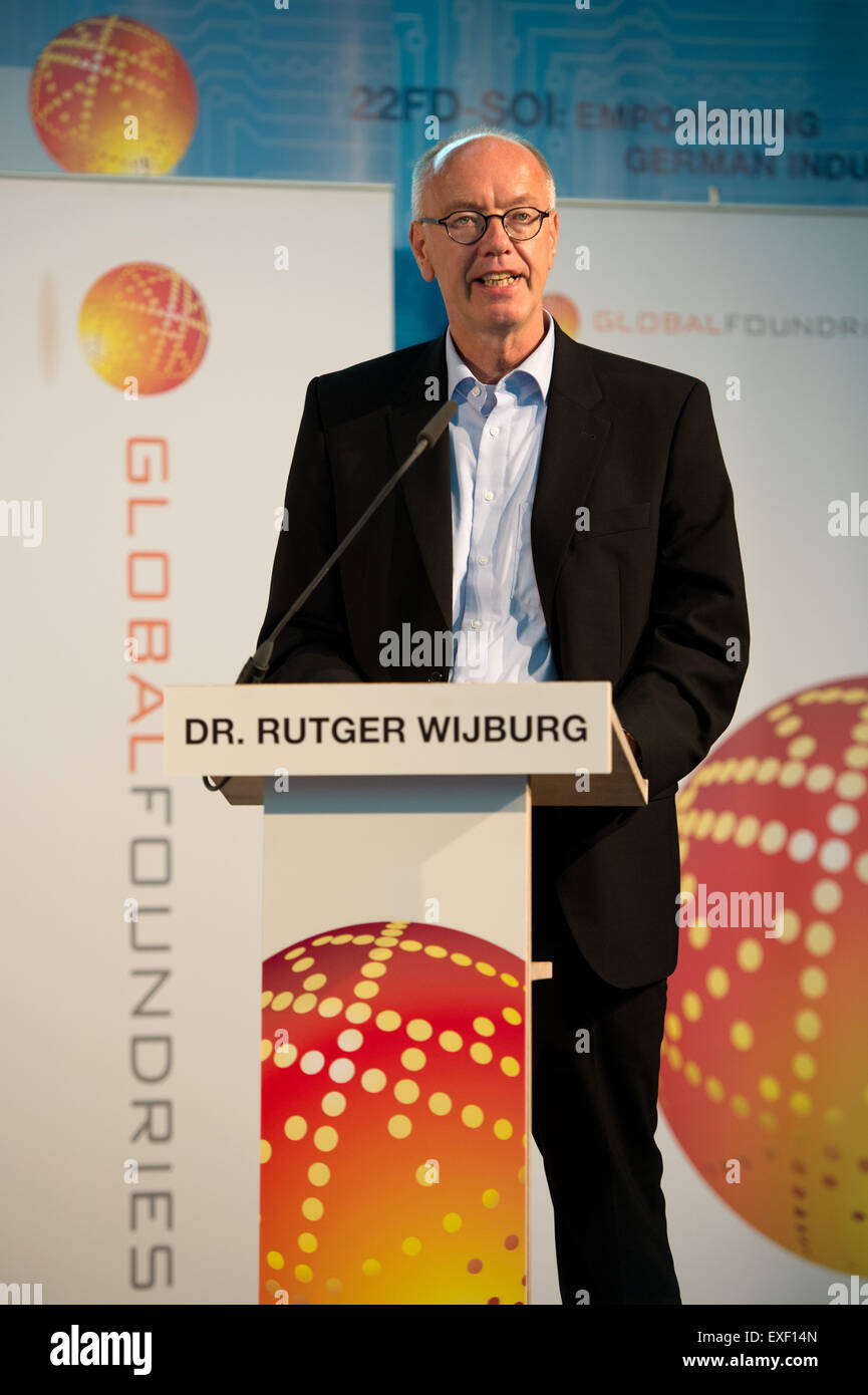 Dresden, Germany. 13th July, 2015. The senior Vice President of Globalfoundries Fab1 Dresden, Rutger Wijburg speaks during a press conference in Dresden, Germany, 13 July 2015. At the press conferenfce the new semi-conductor '22FDX' technology was introduced. Globalfoundaries plan an investment in Saxony until 2017 of around 250 million US dollars for the introduction of the technology-development and the subsequent enlargement of their productions capacity. Photo: ARNO BURGI/dpa/Alamy Live News Stock Photo