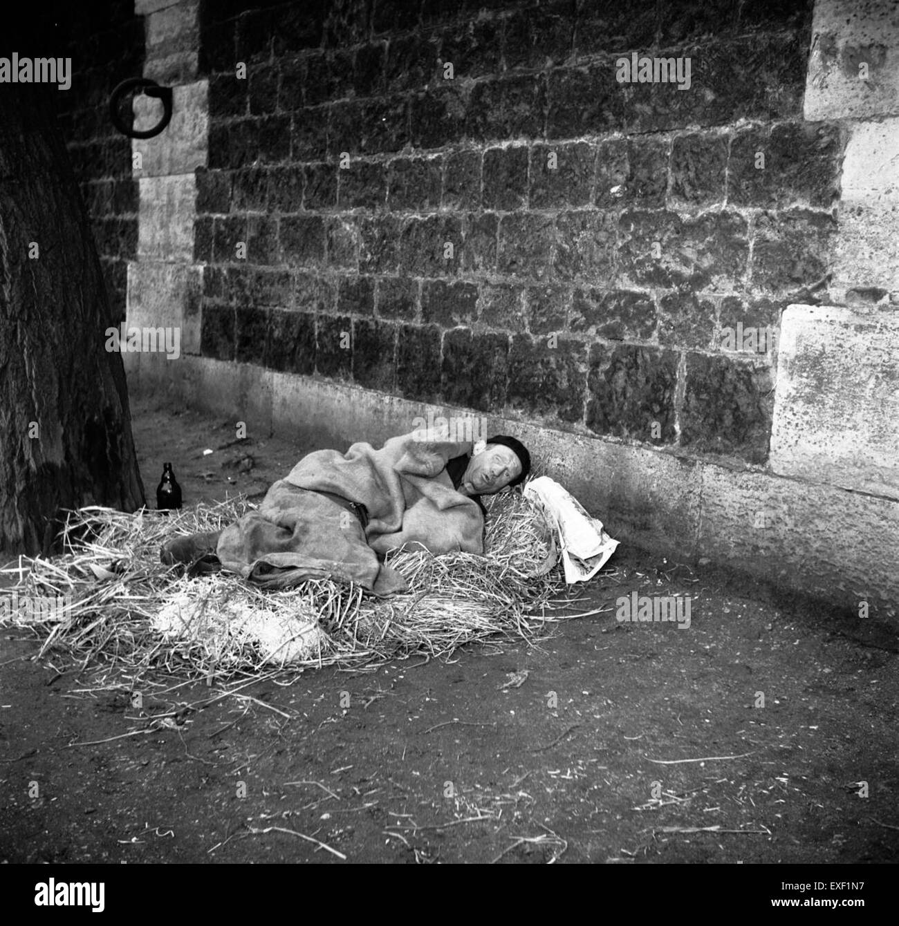 Clochard overnacht onder brug in Parijs  French tramp spending Stock Photo