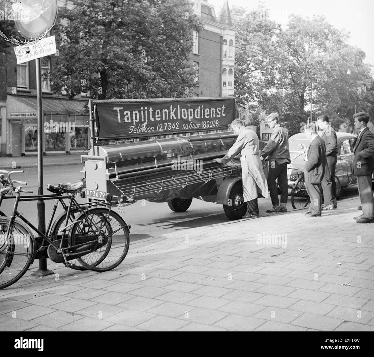 Eerste rijdende tapijtklopmachine in Amsterdam  The first carpet beating Stock Photo