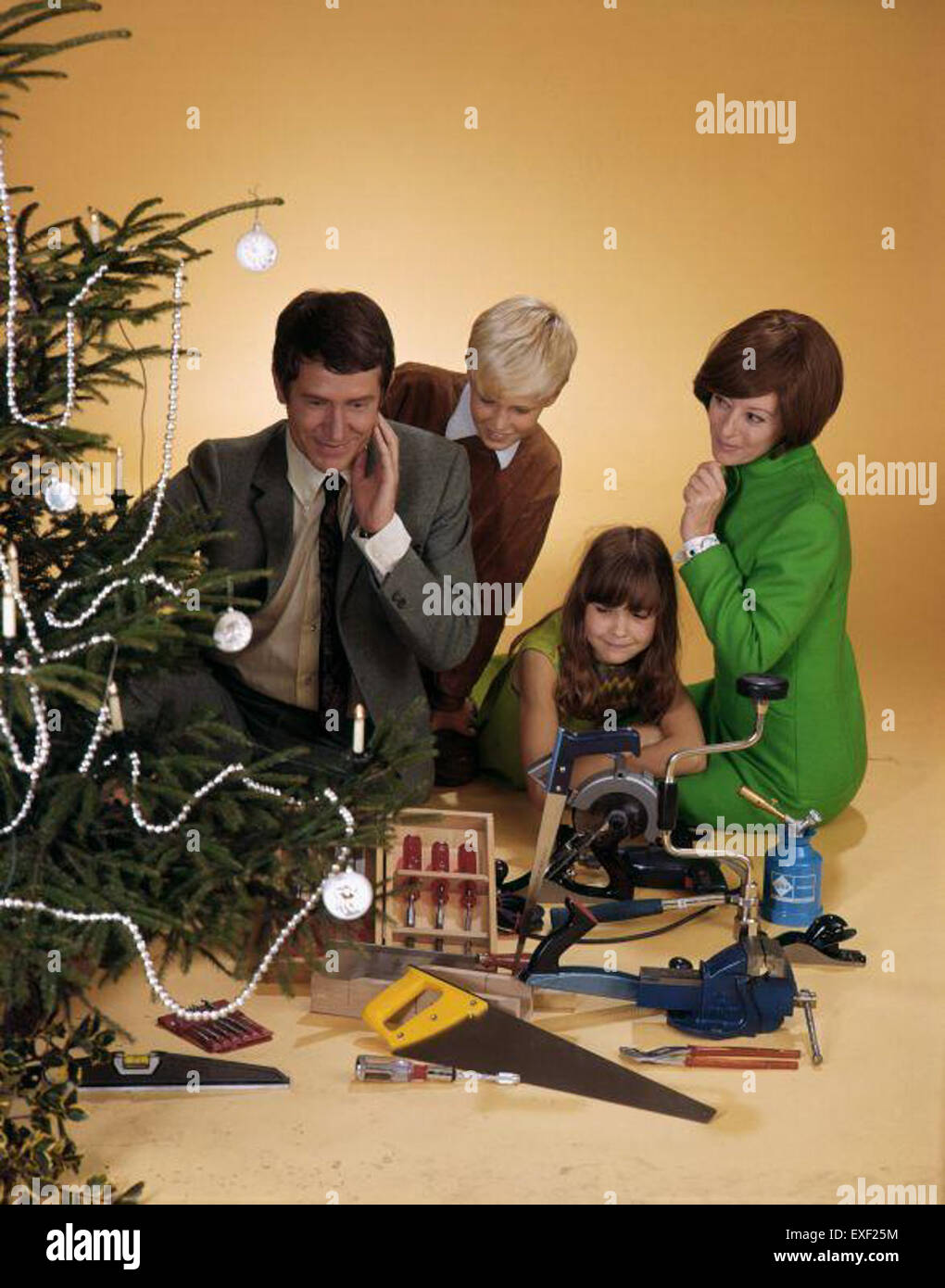 Gezin bij kerstboom met cadeaus Family at Christmas tree Stock Photo