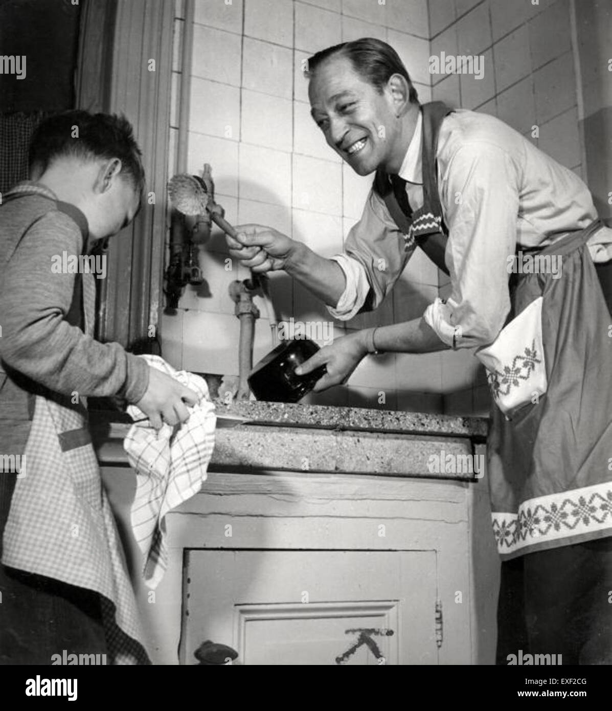 Jongen aan de afwas  Boy doing the dishes Stock Photo