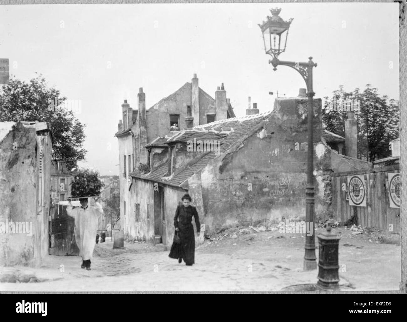 Armoedige buurt in Parijs, rond 1900  Poor neighborhood in Stock Photo