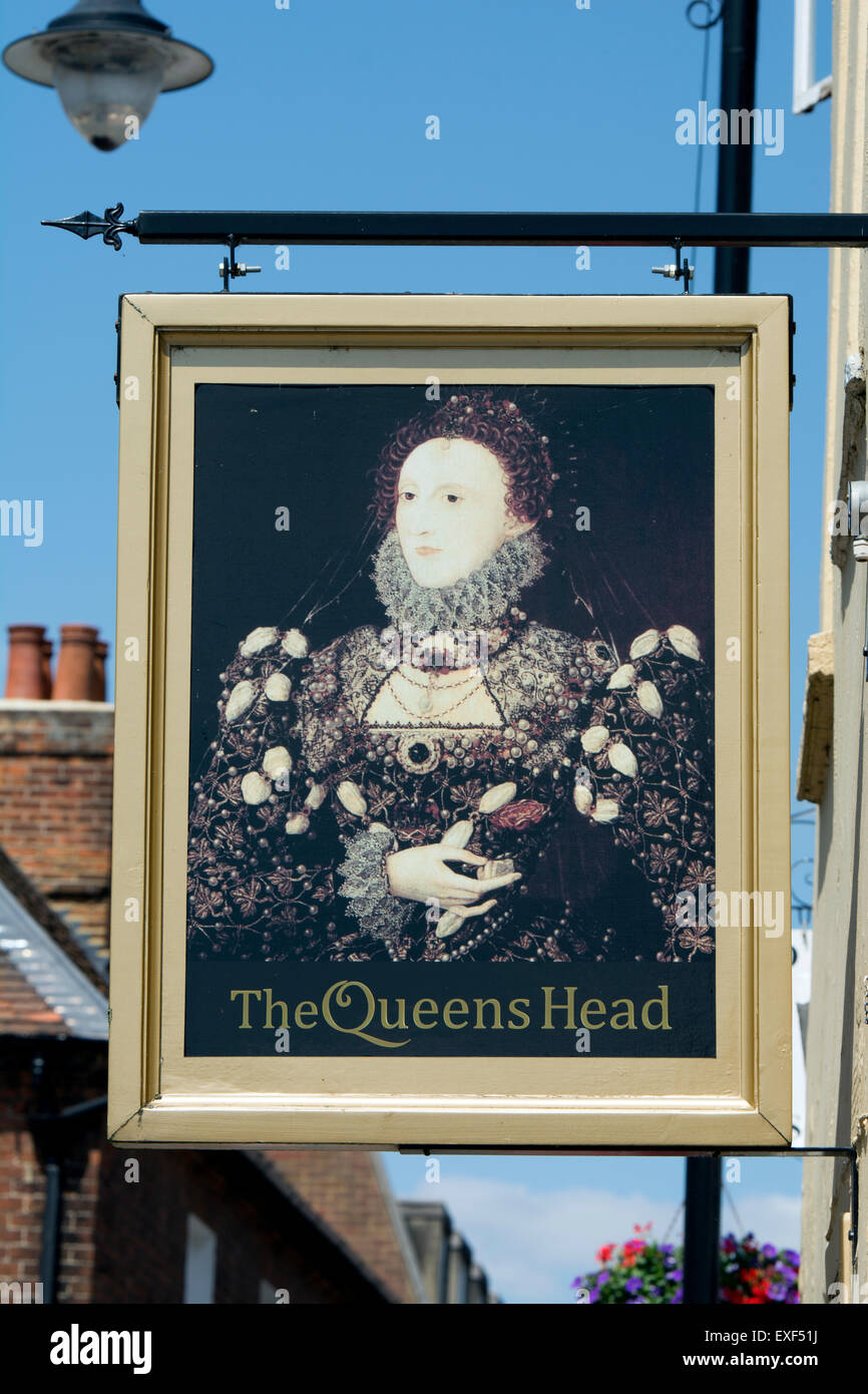 The Queens Head pub sign, Aylesbury, Buckinghamshire, England, UK Stock Photo