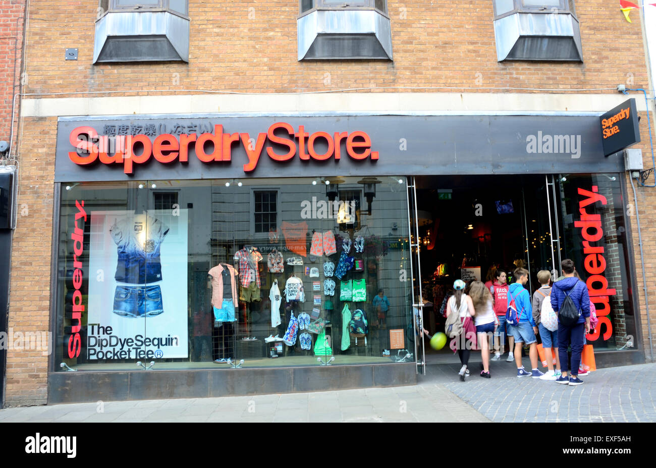laden chaos progressief The Superdry store in Windsor, Berkshire Stock Photo - Alamy
