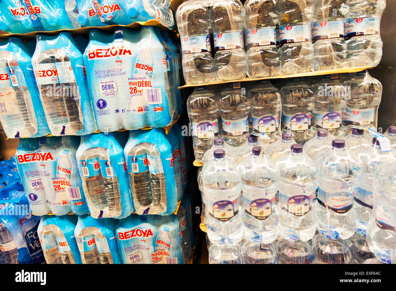 Rows of many transparent plastic bottle with drinking water supply in white  refrigerator. Mineral water stack storage in fridge to drink on hot summer  Stock Photo - Alamy