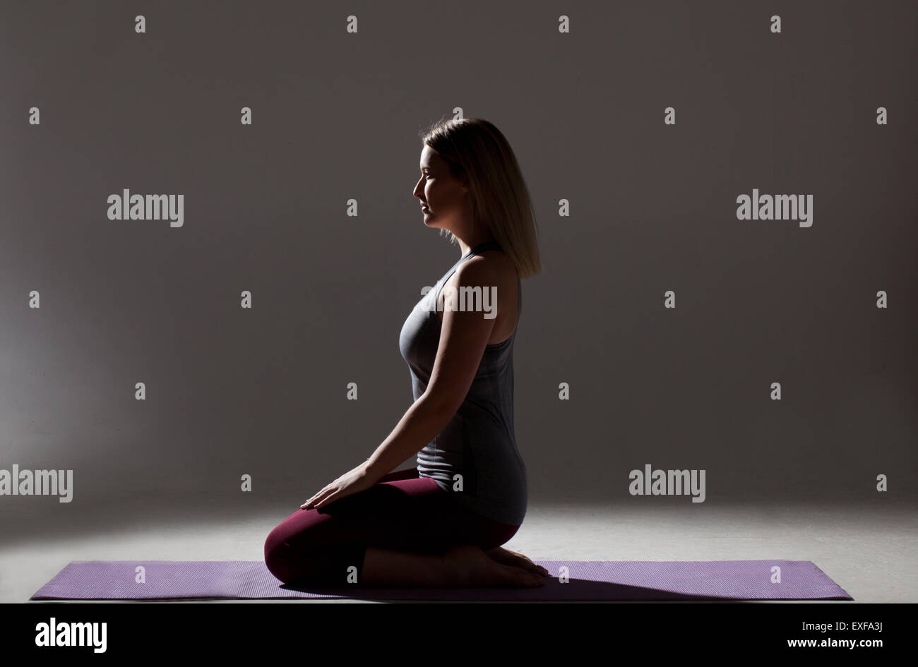 Kneeling silhouette hi-res stock photography and images - Alamy