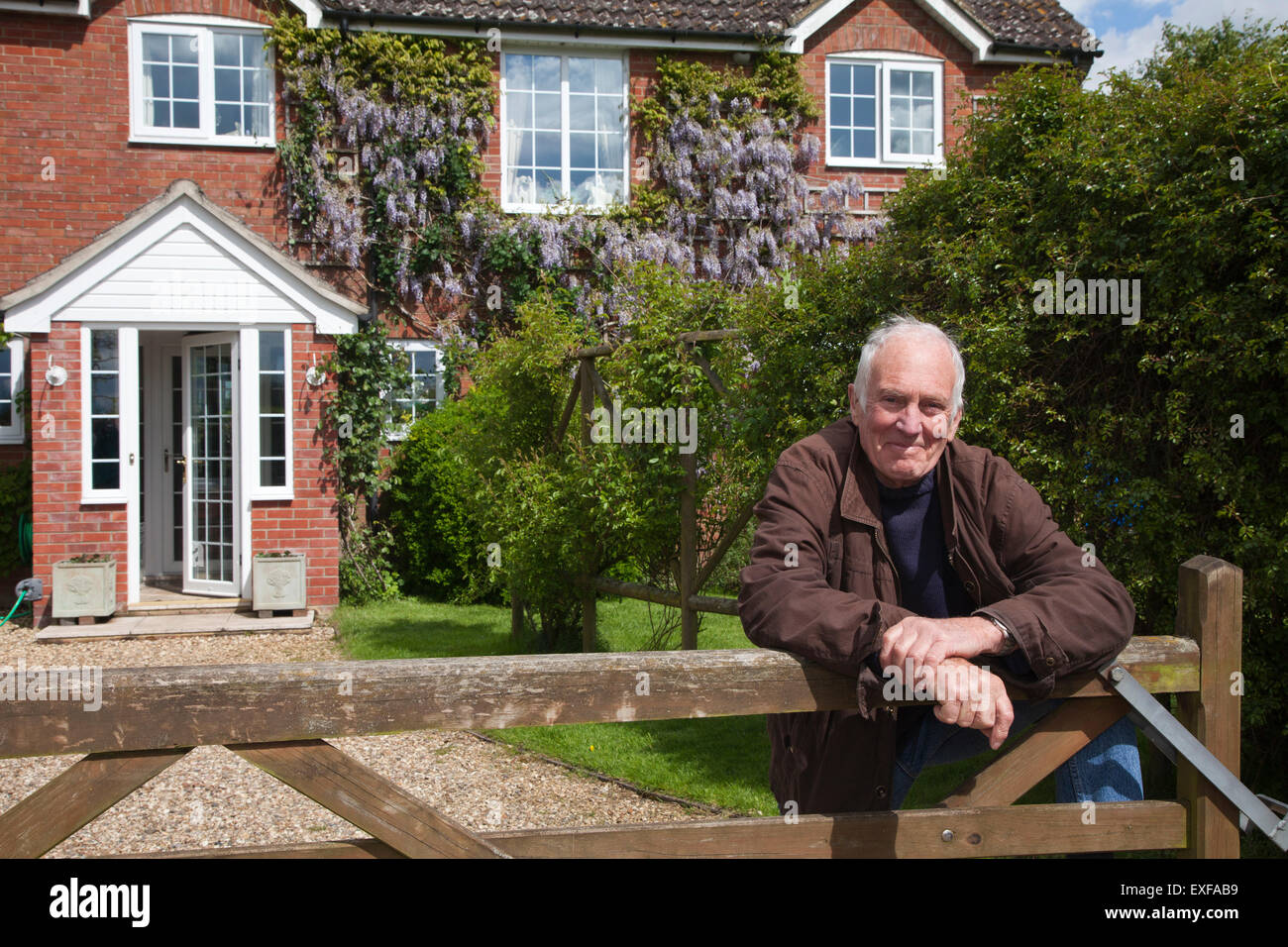 Old man leaning gate hi-res stock photography and images - Alamy