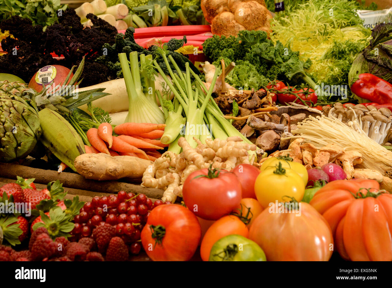 Vegetable display Carrot, carrots, parsnips  tomatoes, tomato’s, red , healthful eating, healthy eatingbrown, fruit, green, hei Stock Photo