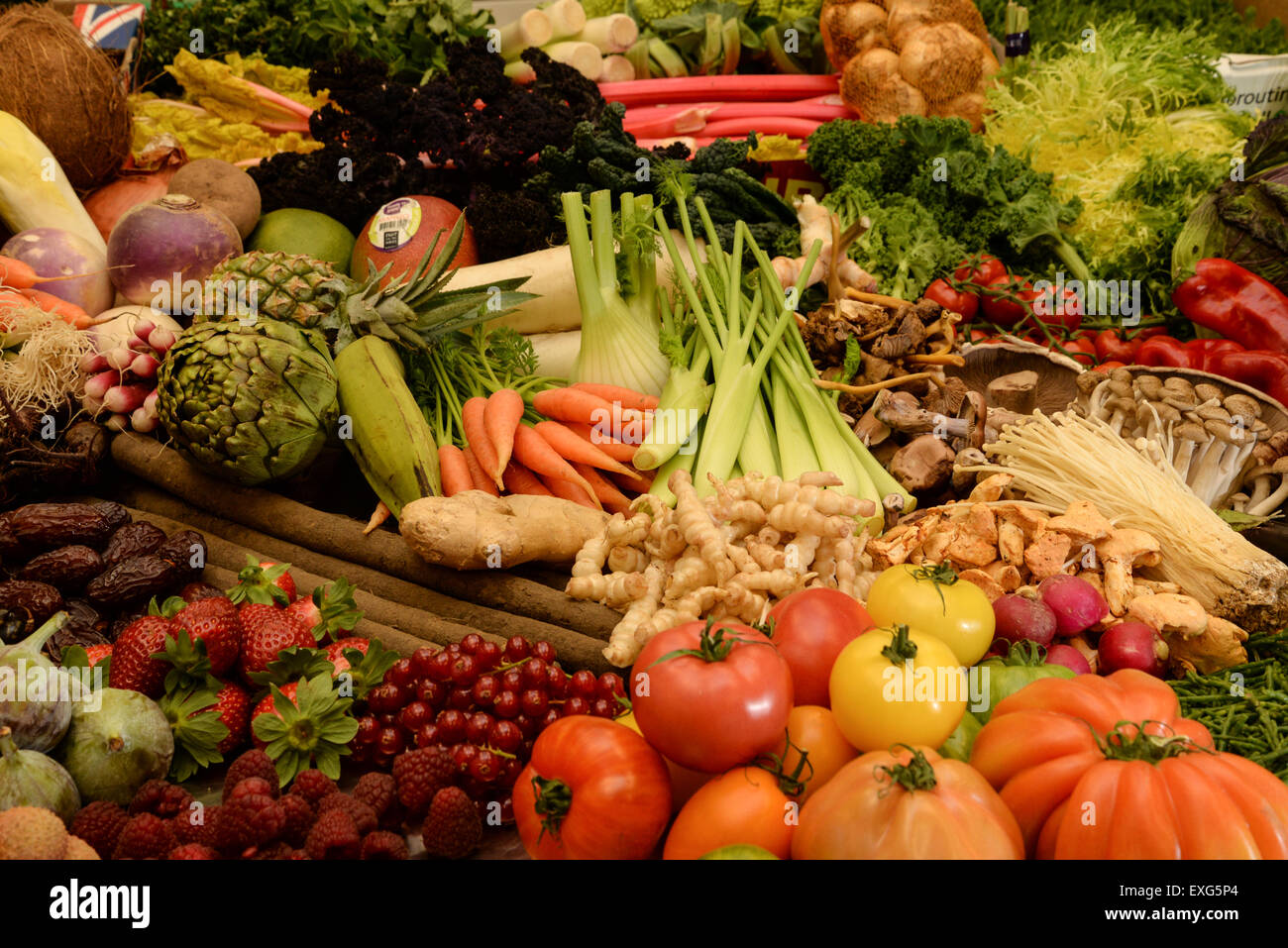 Vegetable display Carrot, carrots, parsnips  tomatoes, tomato’s, red , healthful eating, healthy eating brown, fruit, green, hei Stock Photo