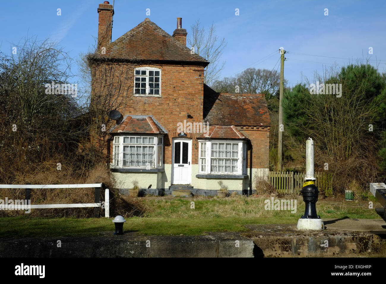 Building canal lock hi-res stock photography and images - Alamy