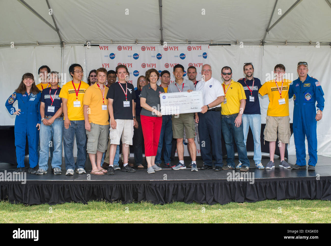 The Mountaineers team from West Virginia University accept a $100,000 prize for completing the level two challenge at the 2015 Sample Return Robot Challenge from Dennis Andrucyk, deputy associate administrator for the Space Technology Mission Directorate at NASA Headquarters, Saturday, June 13, 2015, at Worcester Polytechnic Institute (WPI) in Worcester, Mass.  Members of the Mountaineers team are Yu Gu, Jared Strader, Scott Harper, Nicholas Ohi, Kyle Lassak, Alexander Hypes, Boyi Hu, Matthew Gramlich, Lisa Kogan, Edmundo Salgado Martinez, Marvin Cheng, Tanmay Mandal, Rahul Kavi, Stéphane D'Ur Stock Photo