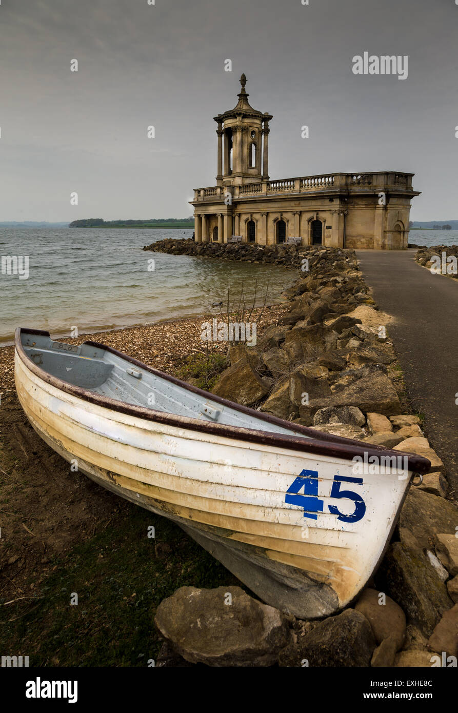 Boat Rowing Rutland Rowing boat on the shore of Rutland water at Normanton Church Stock ...