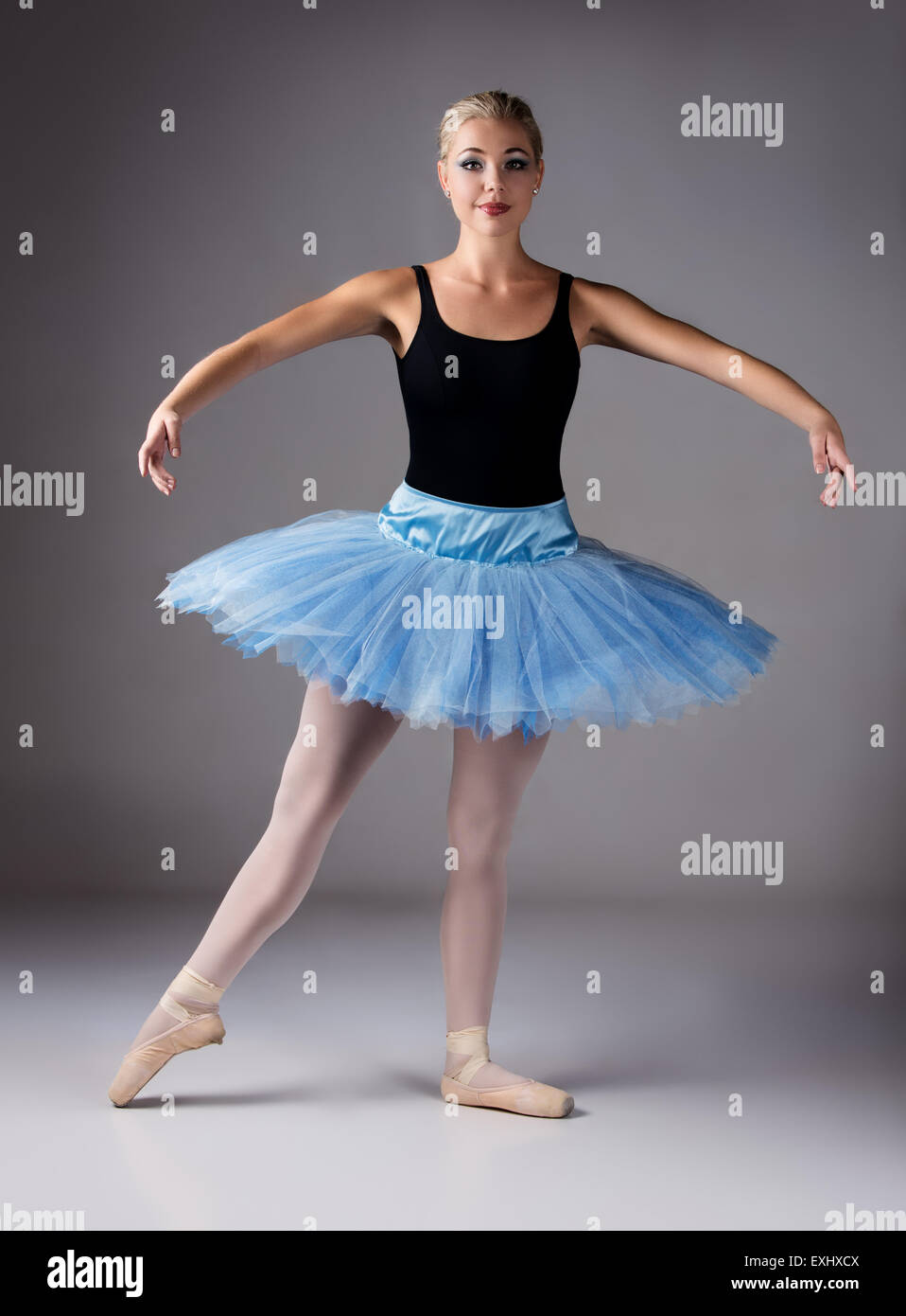 Med andre ord enke kursiv Beautiful female ballet dancer on a grey background. Ballerina is wearing a  black leotard, pink stockings, pointe shoes and a bl Stock Photo - Alamy