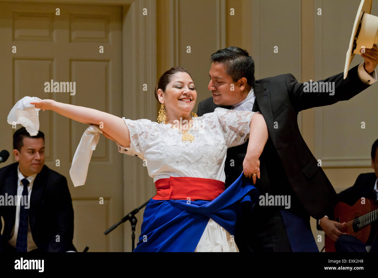 Marinera dancers peru hires stock photography and images Alamy