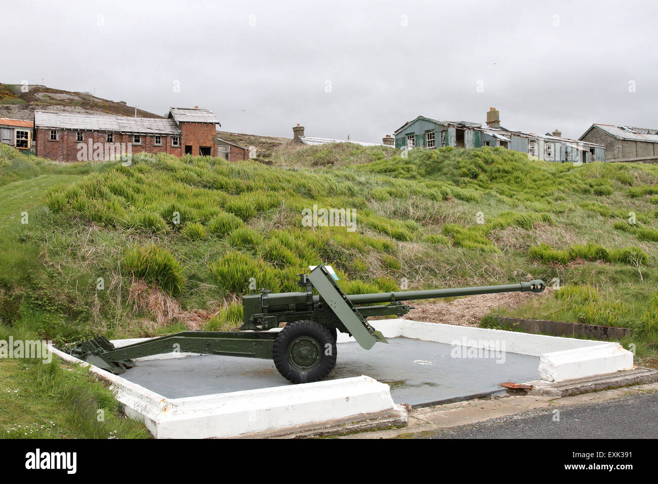 Ordnance QF 17-pounder field gun at Fort Dunree County Donegal Ireland with derelict military buildings in the background. Stock Photo