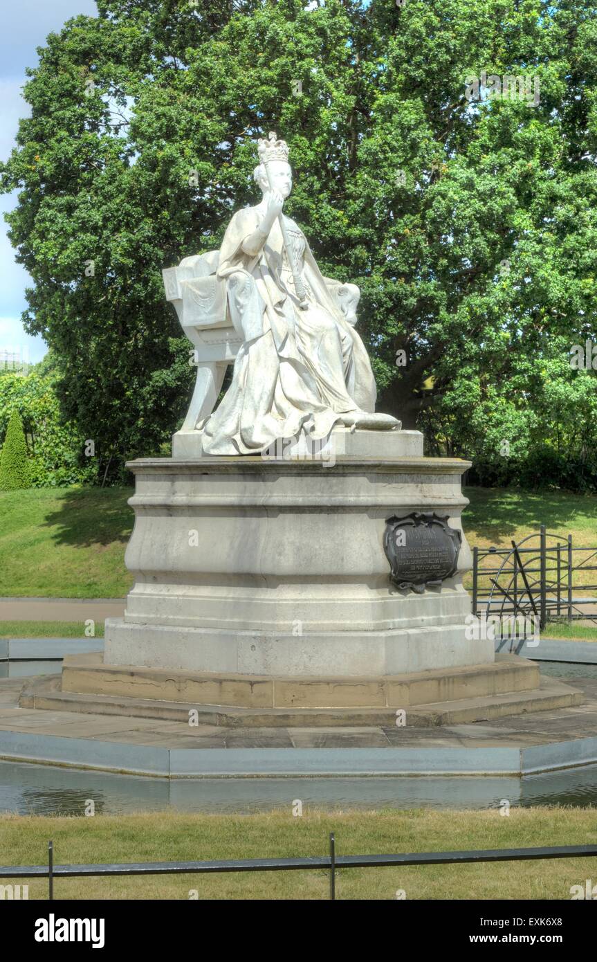 statue of Queen Victoria at Kensington Palace Stock Photo - Alamy