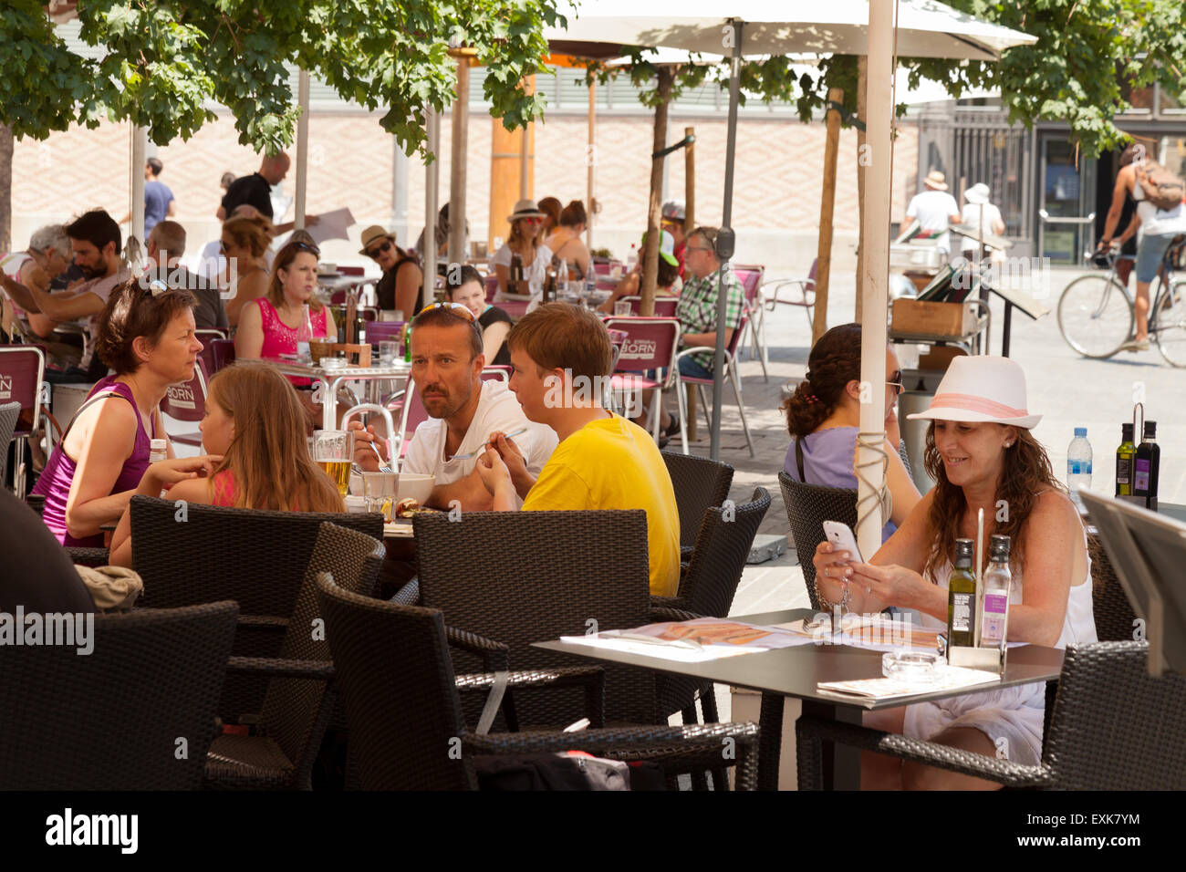 Toeval Weggooien rollen Barcelona Outdoor People Eating High Resolution Stock Photography and Images - Alamy Toeval Weggooien rollen Barcelona Outdoor People Eating High Resolution Stock Photography and Images - Alamy