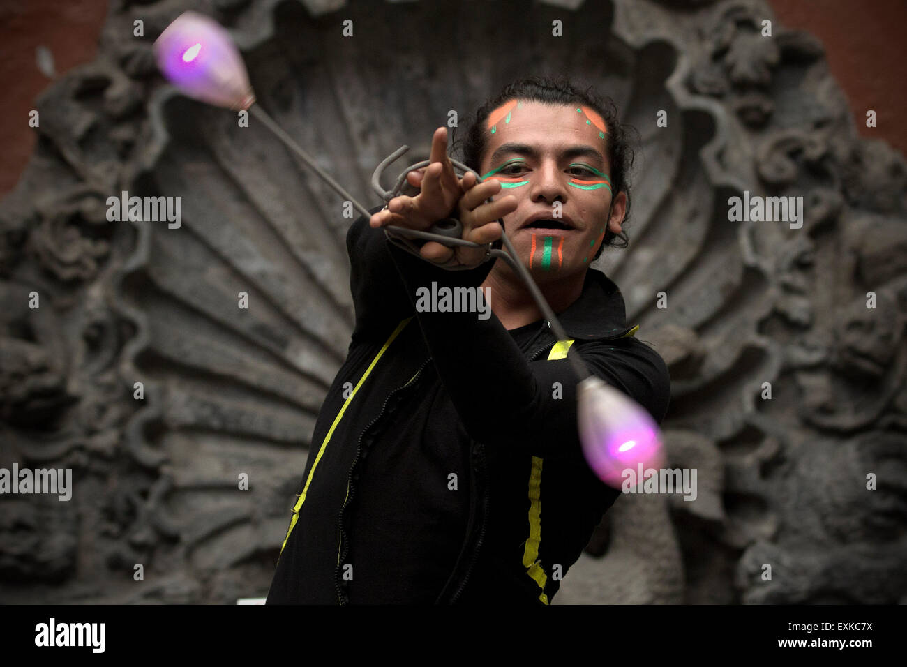 Mexico City, Mexico. 14th July, 2015. A juggler performs during a press conference to present the Sixth Pantomime, Circus and Clown Festival, in Mexico City, capital of Mexico, on July 14, 2015. The Sixth Pantomime, Circus and Clown Festival will be held from July 17 to August 8, in different locations in the Milpa Alta delegation. © Alejandro Ayala/Xinhua/Alamy Live News Stock Photo