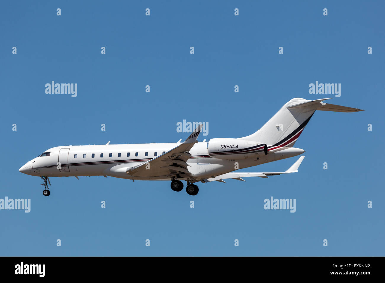 Bombardier Global Express business jet landing at the international