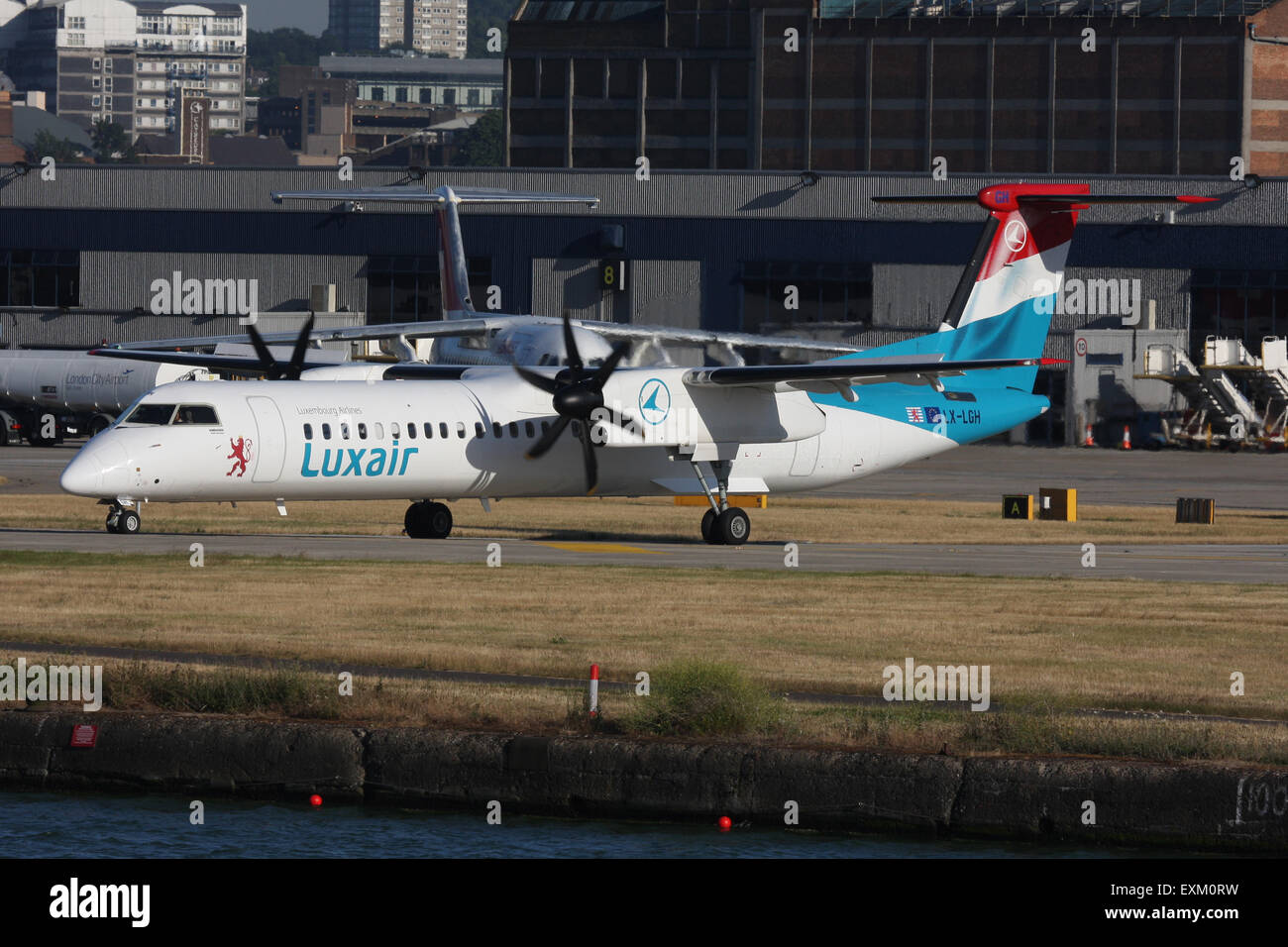 LUXAIR Q400 DHC8 LONDON CITY DOCKLANDS Stock Photo