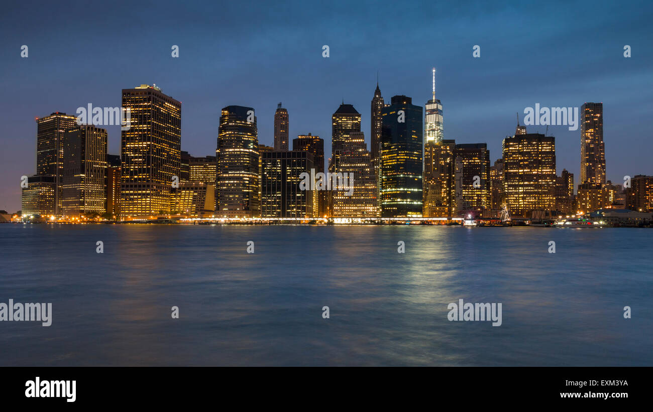 New york skyline night hi-res stock photography and images - Alamy