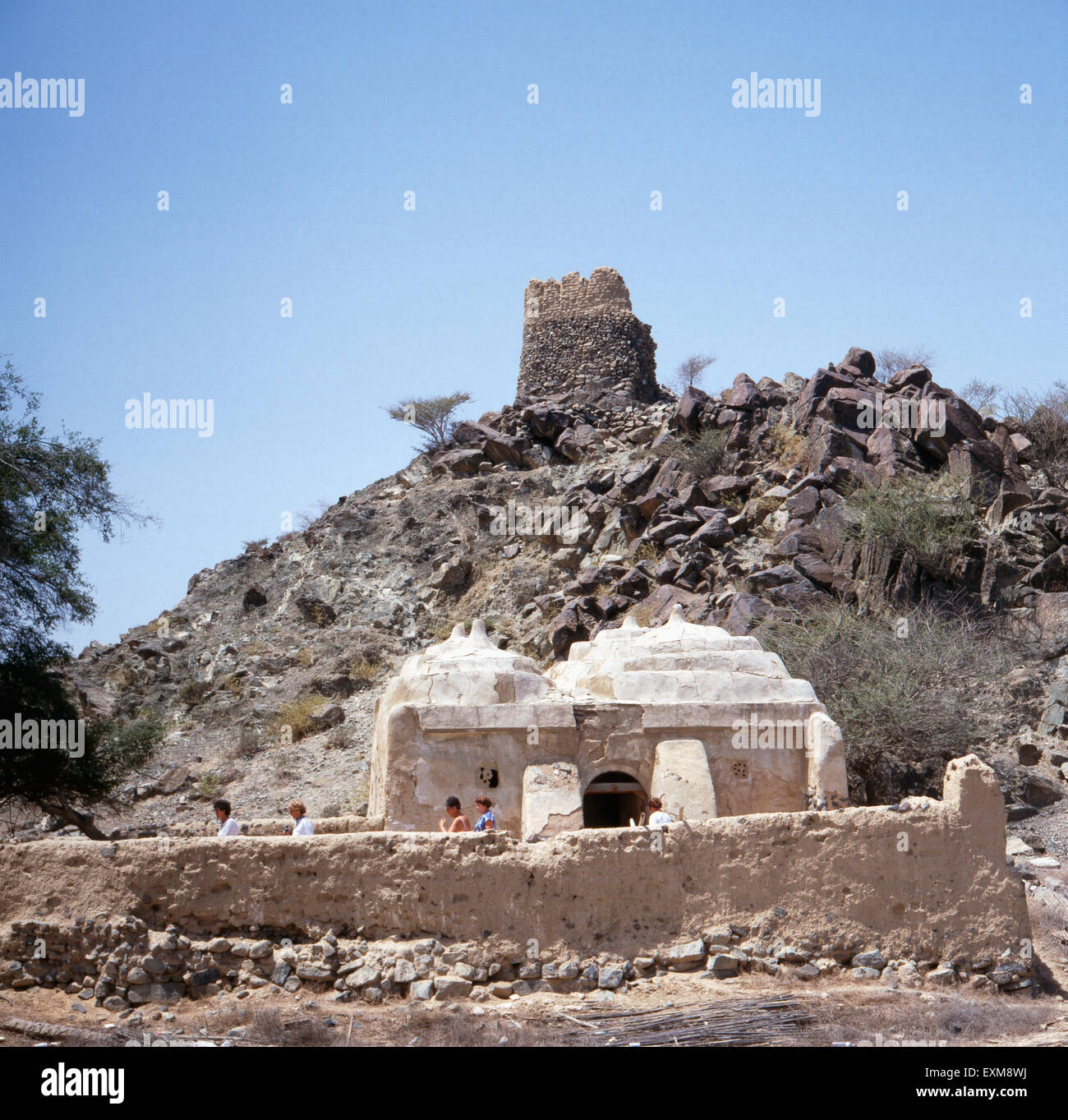 Die Al Badiyah Moschee in Khor Fakkan, Schardscha, Vereinigte Arabische Emirate 1970er Jahre. The Al Badiyah Mosque of Khor Fakkan, Sharjah, United Arab Emirates 1970s. Stock Photo