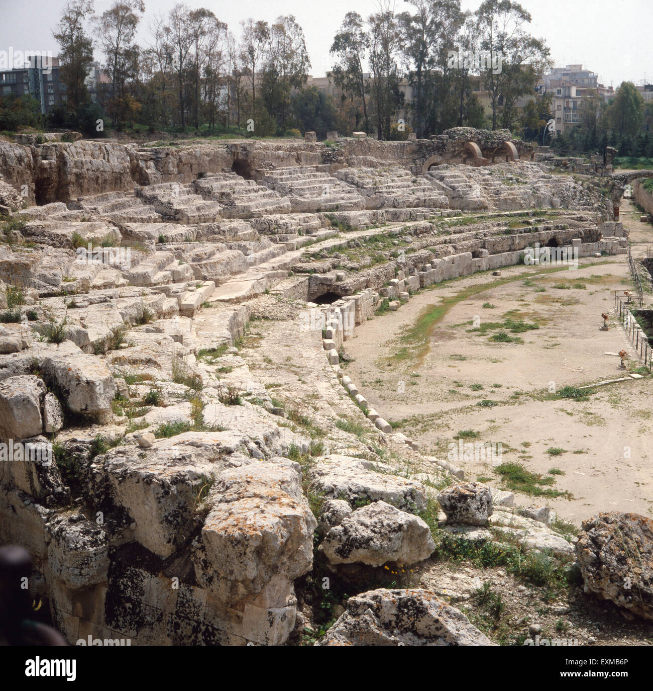 Das römisches Amphitheater im Parco Archeologico della Neapol in Syrakus, Sizilien, Italien 1970er Jahre. The roman amphitheatre in the Parco Archeologico della Neapol in Syracuse, Sicily, Italy 1970s. Stock Photo