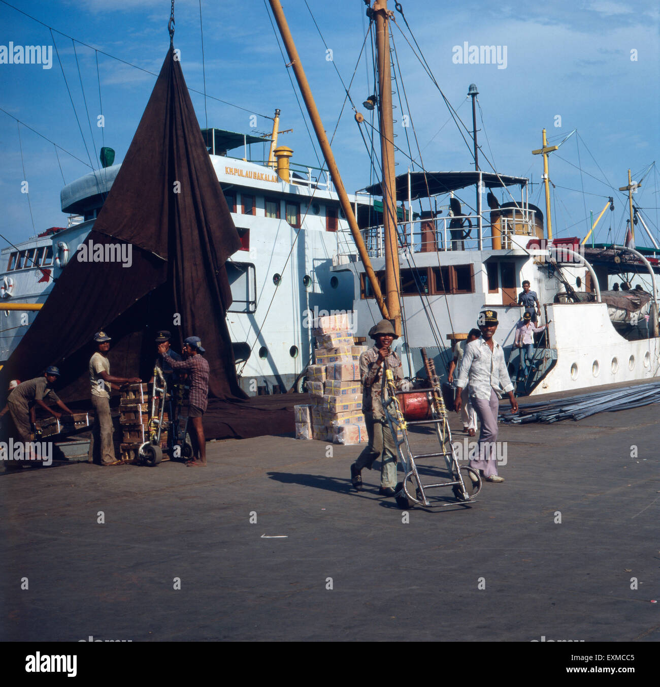 Eine Schiffsverladung im Hafen Perac in Surabaya auf Java, Indonesien ...