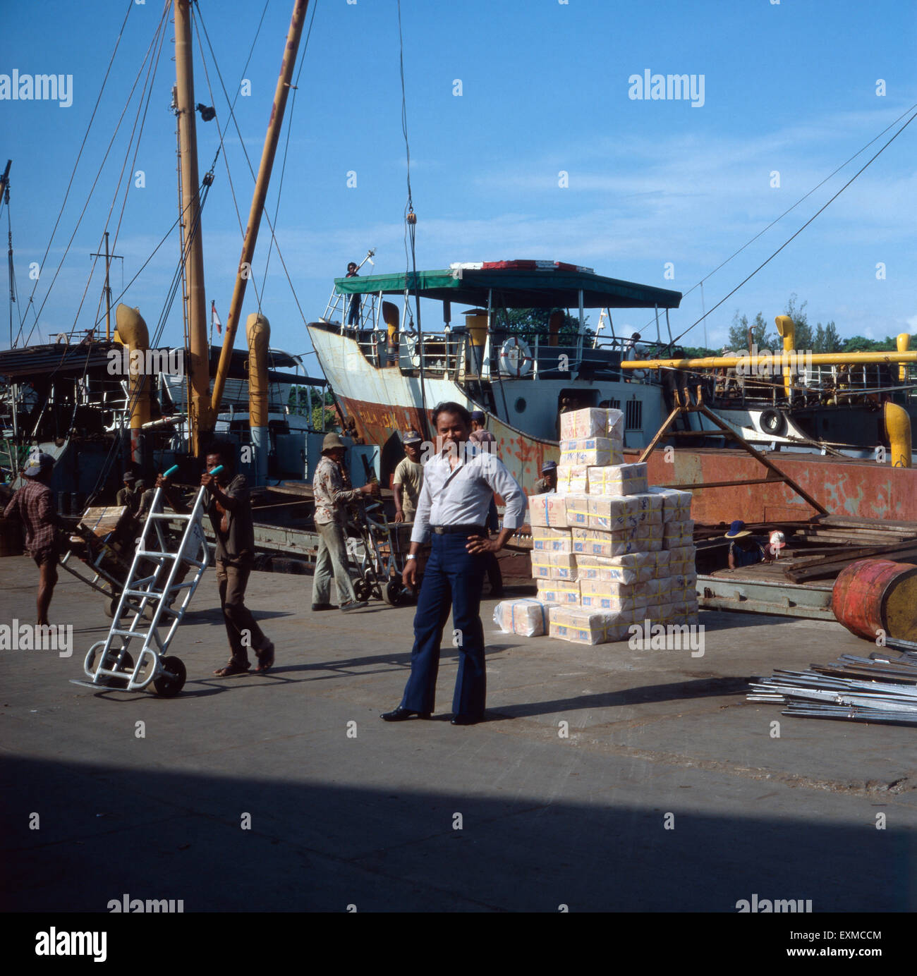 Eine Schiffsverladung im Hafen Perac in Surabaya auf Java, Indonesien ...