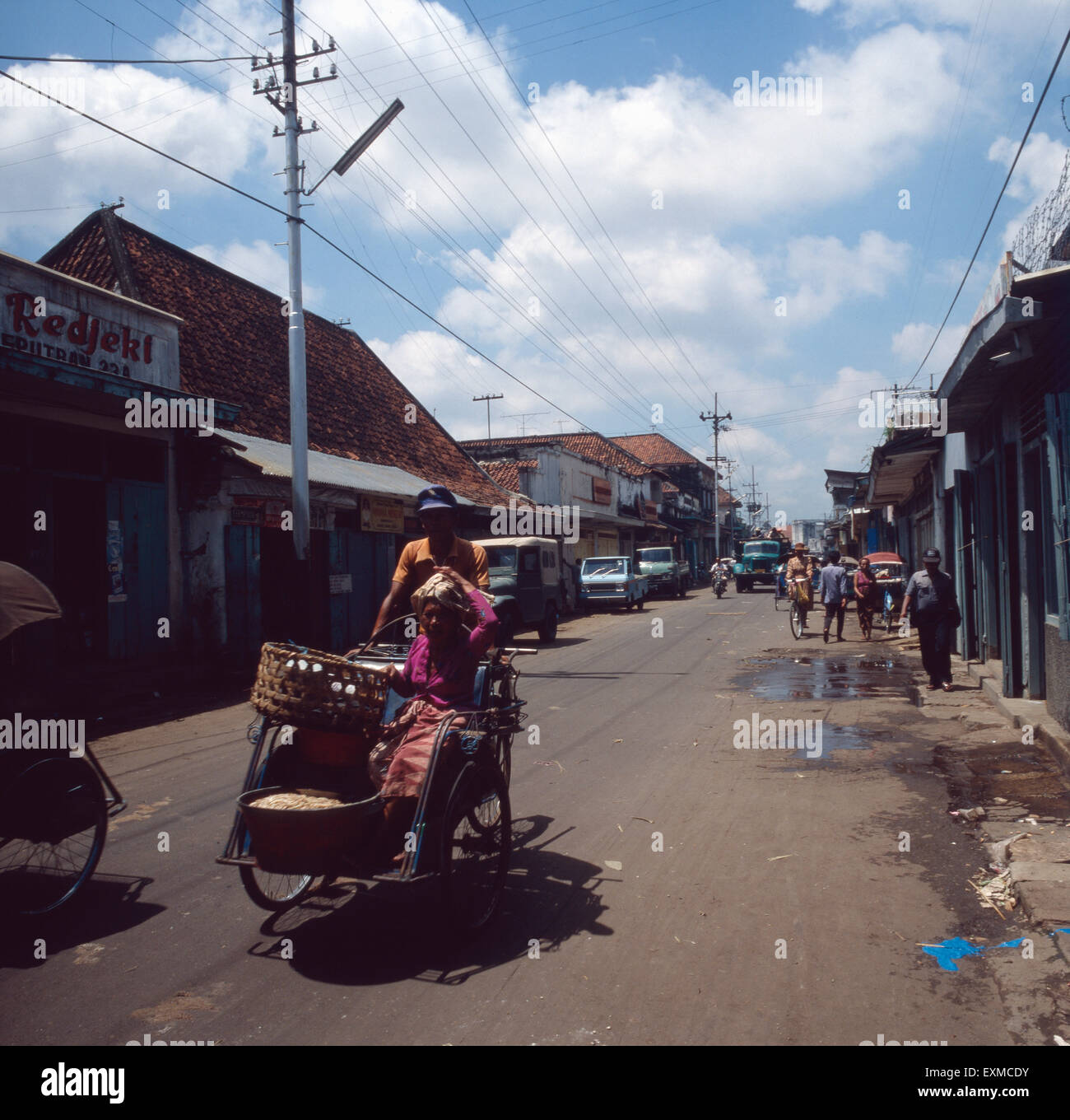 Java Streets Unterwegs in den Staßen von Surabaya auf Java, Indonesien 1980er Jahre ...
