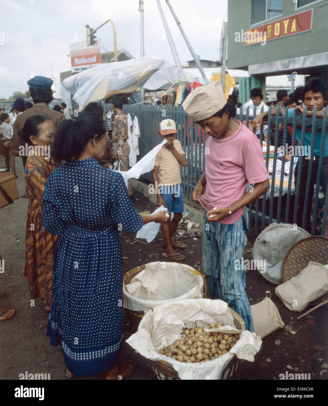 Markttag In Jakarta Auf Java Indonesien 1980er Jahre Market Day On The Island Of Indonesia 1980s Stock Photo Alamy 