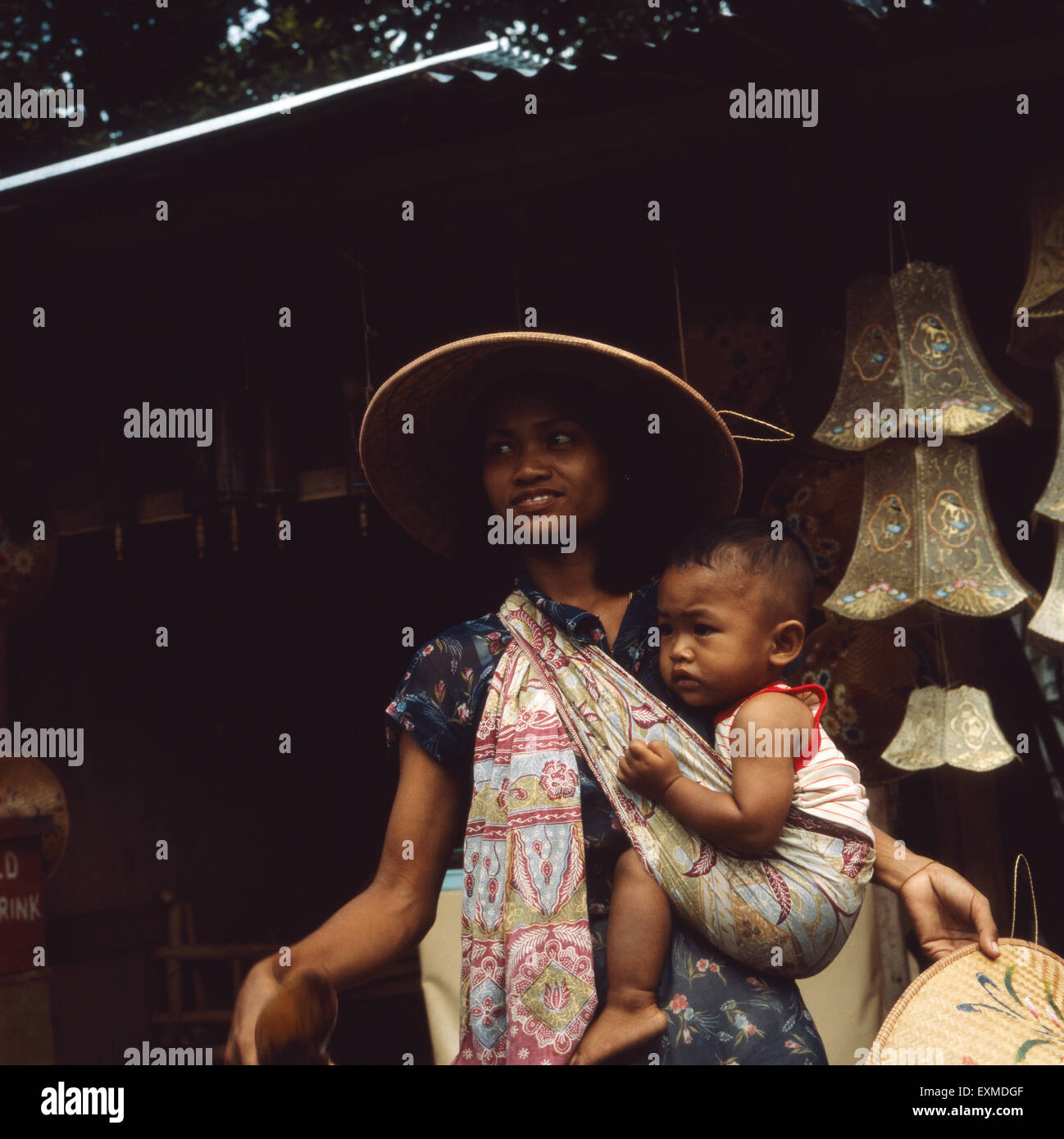 Eine indonesische Mutter mit ihrem Sohn beim einkaufen in Java, Indonesien 1980er Jahre. An Indonesian mother with her little son shopping in Java, Indonesia 1980s. Stock Photo