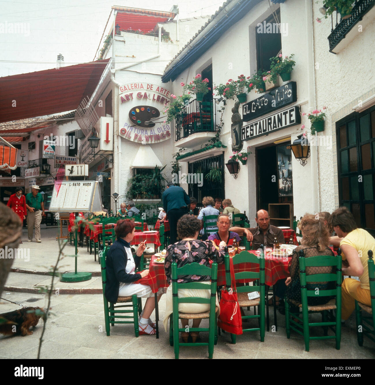 Zu Gast in einem Straßencafé in Torremolinos, Andalusien, Spanien 1980er Jahre. Being guest in a street café of Torremolinos, Andalusia, Spain 1980s. Stock Photo