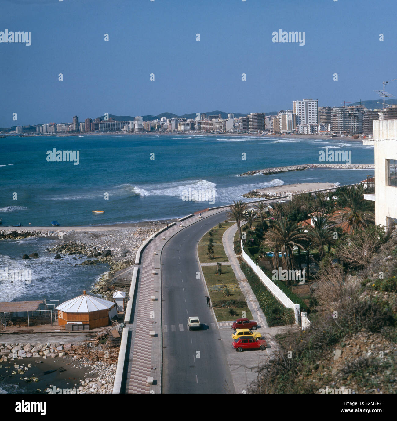 Die Küstenstraße von Torreblanca, Andalusien, Spanien 1980er Jahre. Coastal street of Torreblanca, Andalusia, Spain 1980s. Stock Photo