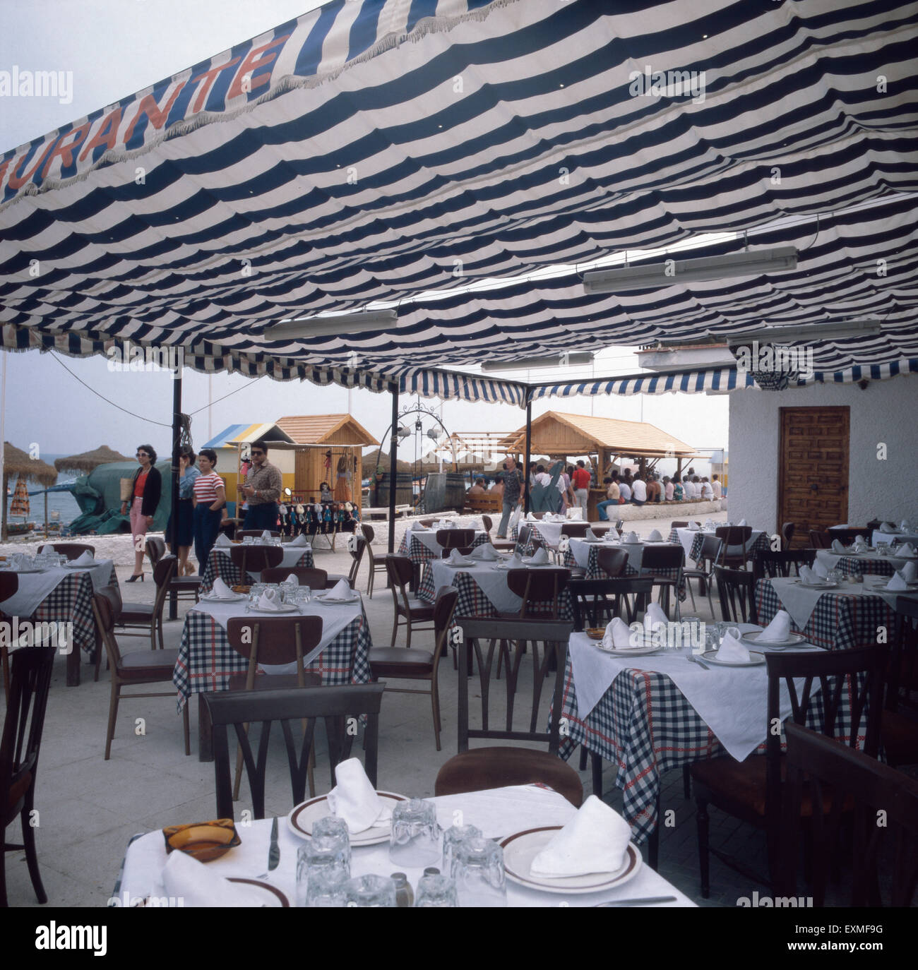 Ein Restaurant am Strand La Carihuela von Torremolinos an der Costa del Sol, Andalusien, Spanien 1980er Jahre. A restaurant at the beach La Carihuela of Torremolinos at the Costa del Sol, Andalusia, Spain 1980s. Stock Photo