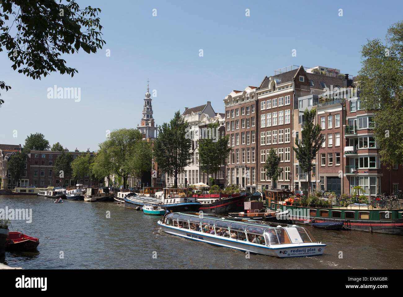 Boats and buildings on Oudeschans or Oude Schans canal or gracht in Amsterdam, North Holland, The Netherlands Stock Photo