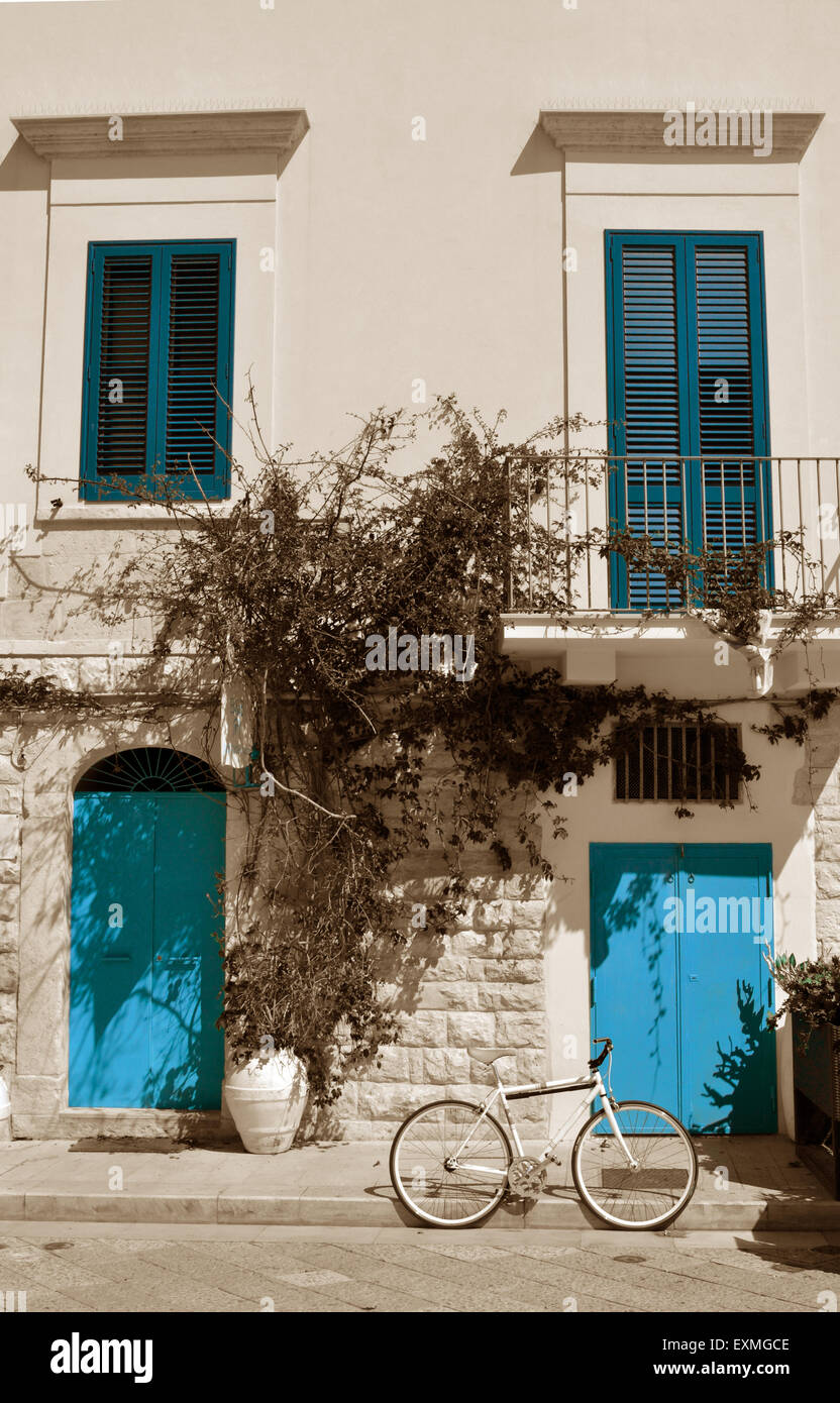 Bicycle in front house wall hi-res stock photography and images - Alamy
