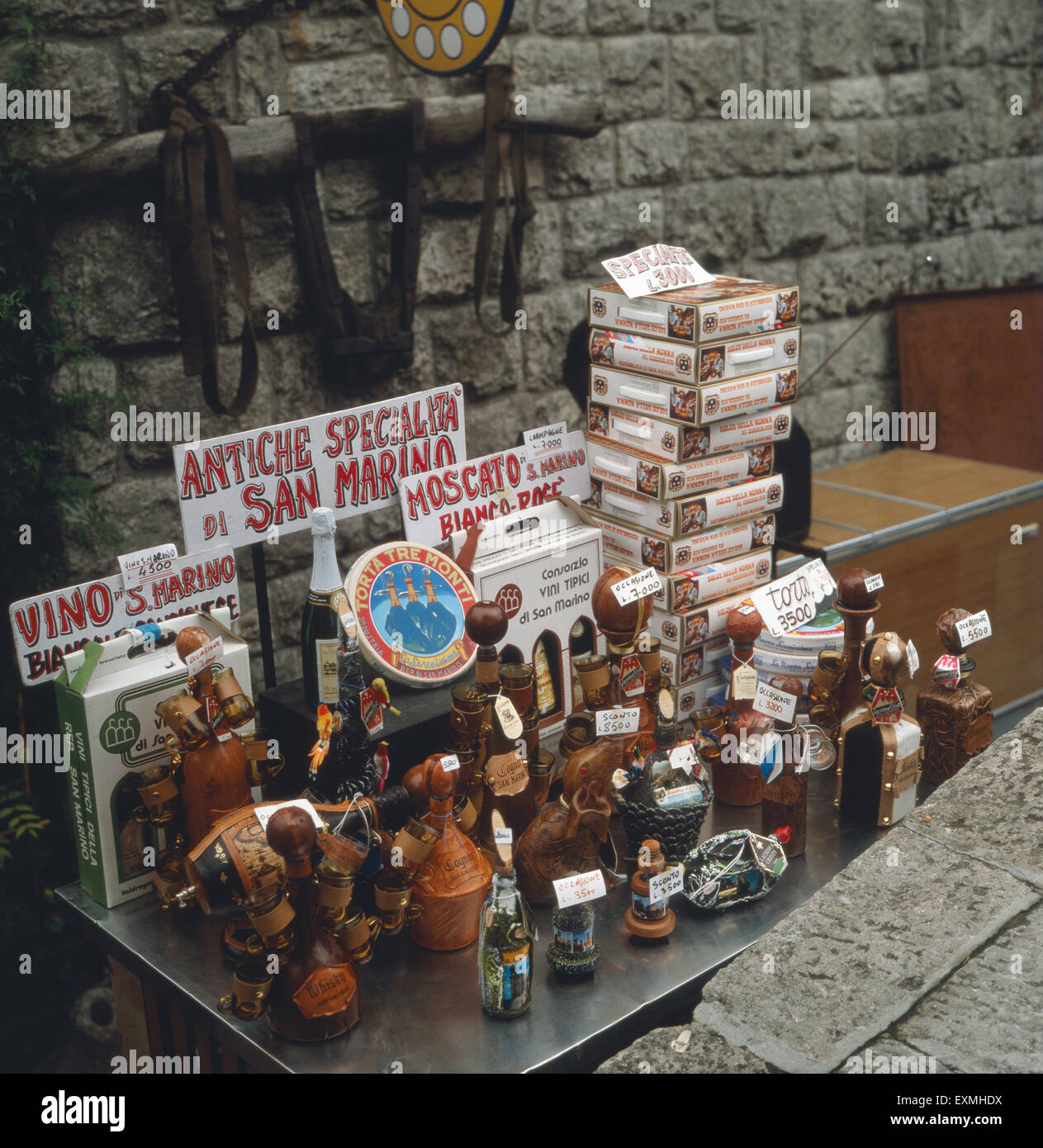 Ein Souvenirladen in San Marino, Republik San Marino 1980er Jahre. A souvenir shop of San Marino, Republic of San Marino 1980s. Stock Photo