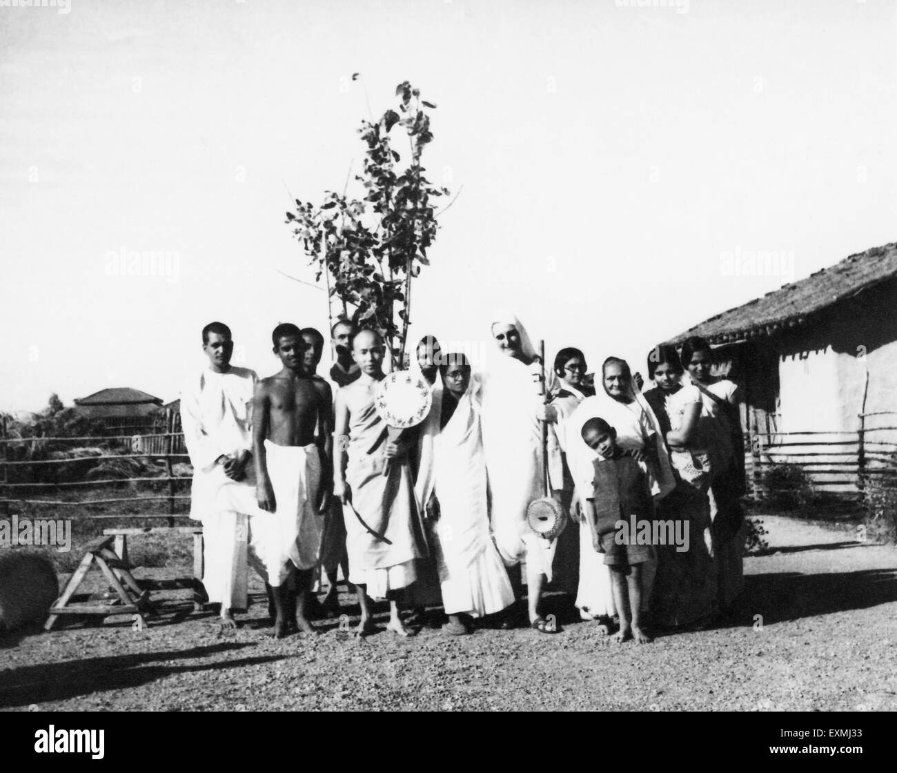 Group photo at Sevagram Ashram ; c 1938 ; Kasturba Gandhi ; her grandson Kahandas ; Mirabehn ; Amtus Salam buddhist monk Japan Stock Photo